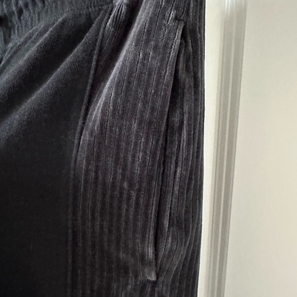 Nike Women’s Black Joggers/ Pants with Cozy Fleece Interior. - Picture 3 of 11